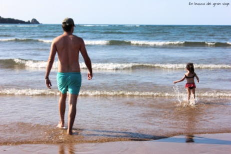 Paula y papá bañandose en la playa de Laida