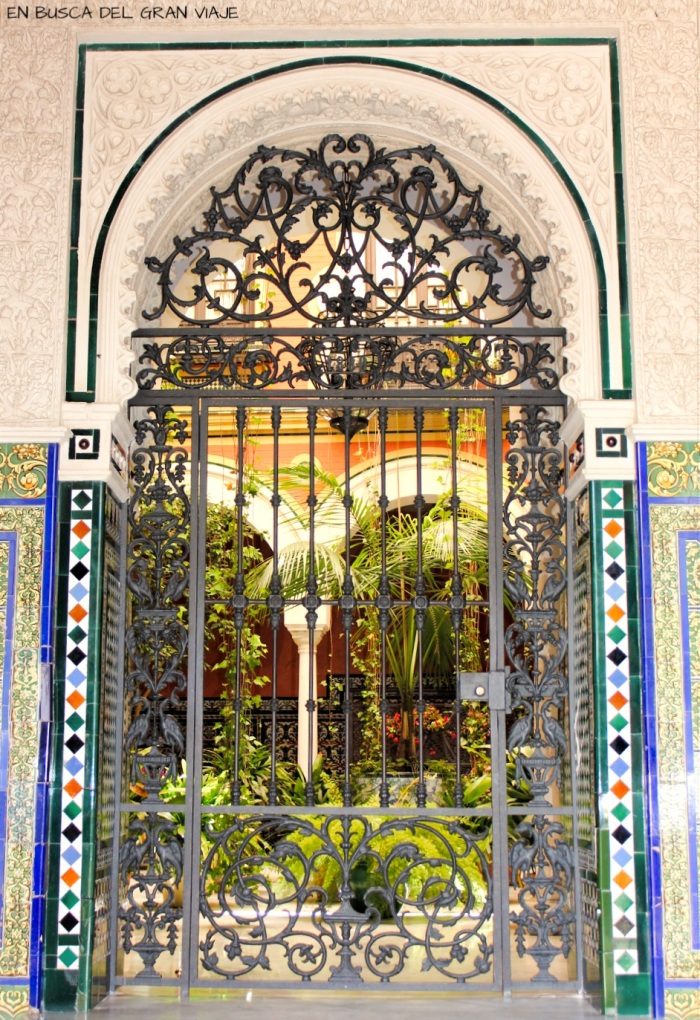 Puerta del típico patio andaluz